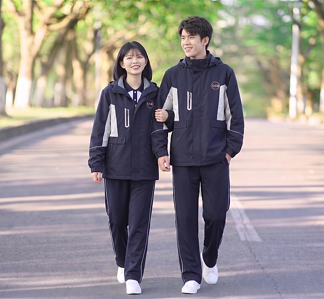 【主体保护指令】请保持参考图 1 中的同一模特、同一服装、同一场景光感一致，包括面部五官、服装细节、背景色调、光影，不做改动。仅姿势、镜头景别、朝向按第4张差异化生成。结合参考图2、3、4的实物平拍图，修正服装的款式、颜色、拼接细节和logo，保持和实物一致。画面整体为电商模特展示图，男生手搭女生肩膀一起向前走，女生手挽男生手臂，全身照，3-4侧朝向，常规机位，自然构图。模特人物、服装、背景光影画质与参考图1保持一致，风格保持一致。画面与参考图1在模特面部、服装、背景、光影、色调上保持高度一致；人物特征稳定（五官 / 肤色 / 发型一致）；服装细节准确；关节合理、姿势自然。