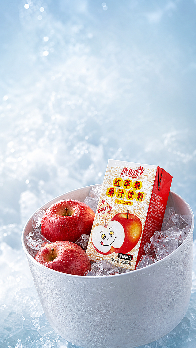 竖版高端商业饮品静物摄影，45°斜侧俯拍，白色金属冰桶中装满透明冰块、三颗带水珠的新鲜苹果与一盒红苹果果汁饮料；冰桶、冰块与产品表面布满冷凝水珠，背景是虚化的冰蓝色碎冰纹理；冷调清新冰爽氛围，冷调柔光，冰块晶莹剔透，苹果鲜红饱满，包装纸盒表面附着冷凝水珠，冰桶边缘有冷凝雾气，背景为碎冰纹理带朦胧光斑，画面高通透高亮度，ins风夏日冰镇饮品海报，冷蓝+白+苹果红配色，无水印写实产品大片，高透亮写实产品大片，带轻微胶片颗粒感的商业摄影，冷调清新ins风，白色金属冰桶带细腻磨砂纹理，冰桶位于画面中下区域，上方留大面积冰纹背景留白，主体略微偏右，适合添加文字标语