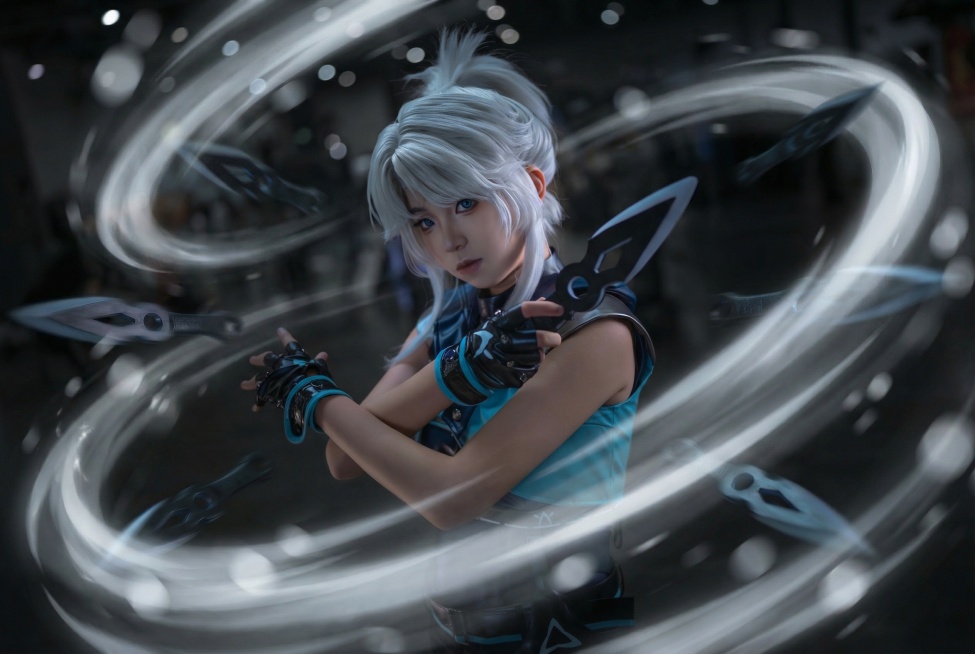 给人物四周增加带有流动感和虚化效果的白色气流，参考无畏契约中的捷风，匹配原有光线，精心排布元素保证视觉中心为角色，气流为3d建模质感，保持原有构图、背景、光影、模特动作、材质、画面明度色相饱和度伽马值预览效果