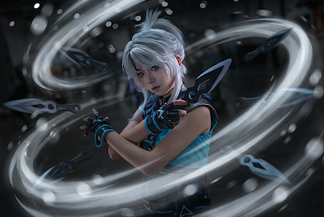 给人物四周增加带有流动感和虚化效果的白色气流，参考无畏契约中的捷风，匹配原有光线，精心排布元素保证视觉中心为角色，气流为3d建模质感，保持原有构图、背景、光影、模特动作、材质、画面明度色相饱和度伽马值、模特颜色不变，无缝集成