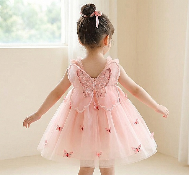 这个衣服是衣服的背面 生成一个小女孩模特穿上图中衣服的背面