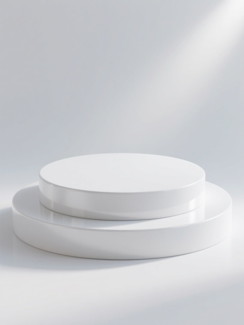 一个具有高级3D渲染质感的圆形展台，展台主体为纯净的白色，表面光滑细腻，带有轻微的反光效果，展现出简约而现代的设计感。展台由上下两层圆形平台组成，下层略宽于上层，边缘线条圆润流畅。整体置于纯白色的纯色背景中，光源从上方偏右位置柔和照射，在展台表面形成自然的高光区域和轻微的阴影过渡，增强了展台的立体感和空间层次。预览效果