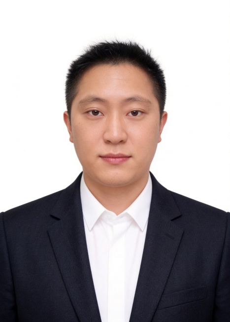 保留第一张图中人物发型､脸型､年龄特征生成标准样式纯正面证件照;人物主体严格居中,头部大小与位置严格对齐第二张图,双肩水平平衡,面部中轴线对齐画面中心,正视前方;标准证件照构图,人物绝对居中;头顶上方预览效果
