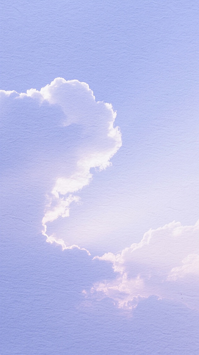 带有细腻纸张纹理的背景，整体色调改为宁静的蓝紫色调，柔和的云层图案自然地融入纹理之中，光影效果呈现出清晨或傍晚时分的柔和光线，光线从云层间隙洒落，形成渐变的光影层次，营造出梦幻而静谧的氛围，画面保持简约干净的质感，没有多余的元素干扰。