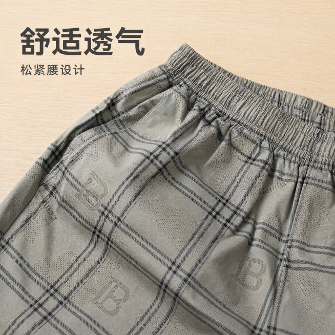[主图-2] 浅灰格纹男士休闲短裤面料细节特写展示图。
[氛围风格] 简约高级质感，清晰细节展示，商业摄影风格。
[画质] 超高清商业摄影，纹理清晰锐利，光线均匀通透，画面干净。
[元素] 局部特写展预览效果