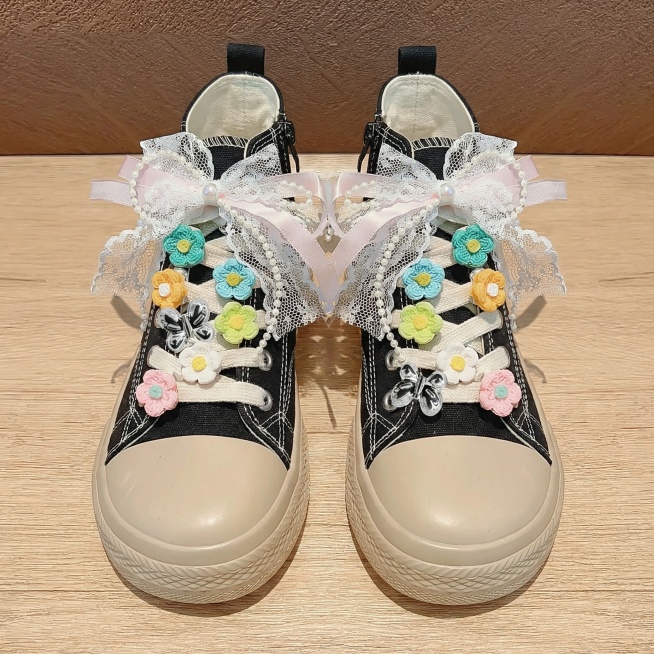 将鞋子款式更换为黑色帆布鞋，保留鞋面上的彩色小花、银色蝴蝶、蕾丝珍珠蝴蝶结等装饰品预览效果
