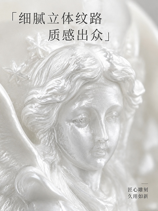 [第3屏] 淘宝天猫详情页细节特写屏-天使浮雕纹路细节展示。本屏使用【图1】作为商品主体。
[氛围/风格] 微距特写风，突出纹路细节质感，超清商业摄影质感。
[元素布局] 天使脸部浮雕占据画面中心位置，放大展示纹路细节，背景虚化处理，保持产品纹路结构与输入图一致，提升纹路清晰度。
[光影质感] 侧方柔光打光，突显浮雕凹凸立体光影，纹路细节清晰锐利。
[配色色系] 全局底色 #F5F5F0；主色珠光白；辅助色浅银灰。
[视角构图] 微距特写视角，景深较浅，突出局部细节。
[文字版式] 顶部标题「「细腻立体纹路 质感出众」」，右下角小字标注「匠心雕刻 久用如新」，文字不遮挡核心纹路区域。
[比例分辨率] 3:4 竖版比例，2K分辨率，文字清晰可辨，高清画质。
[负向提示词] 纹路模糊，产品变形，缺件错件，颜色偏差，水印，文字错乱。