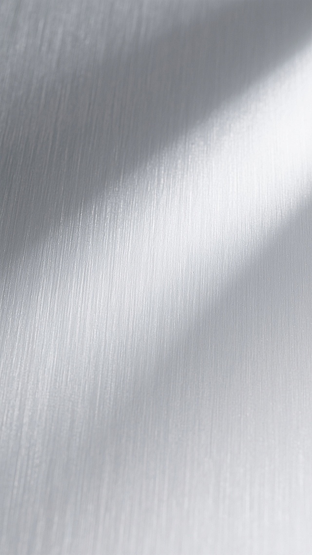 一张具有高度金属质感的银色背景，表面呈现细腻均匀的拉丝纹理，整体色调为银白色，光线从左上角斜向右下角柔和照射，形成自然的明暗过渡和轻微的高光区域，展现出不锈钢或铝合金材质特有的冷冽、光滑且略带工业感的视觉效果，无任何文字、图案或其他元素干扰，纯粹作为背景使用。