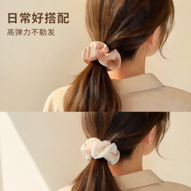 [主图-4] 佩戴效果展示主图
[氛围风格] 真实自然韩系少女风，生活化氛围感
[画质] 商业摄影质感、光线柔和通透、产品清晰真实、画面干净高级，超高清
[元素] 年轻女生扎低马尾佩戴发圈的后侧局部特预览效果
