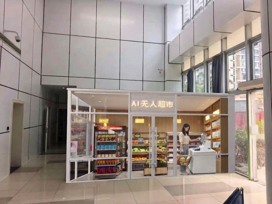 保持图片整体大小和场景不变，在无人超市内的收银台位置添加和参考图中一模一样的中国女生，她左手拿着购物框，右手拿着手机正在付款，画面整体风格和原图一致预览效果