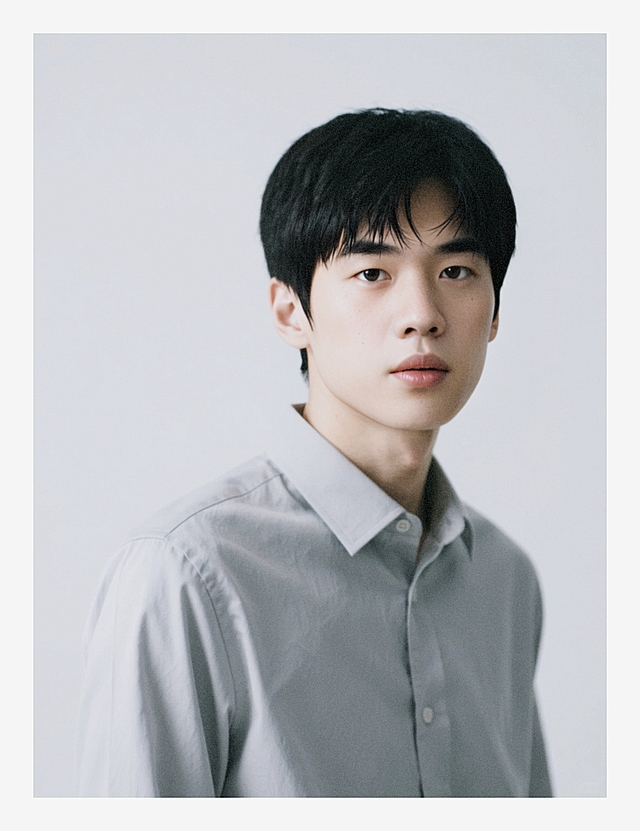 一个帅哥，白色背景，只保留人物，加强明暗对比，强曝光低饱和，半身照，高清晰度，零噪点降噪，菲涅尔反射，细腻高光，空气高透，高光压缩，中近景半身像，撕拉片光影效果