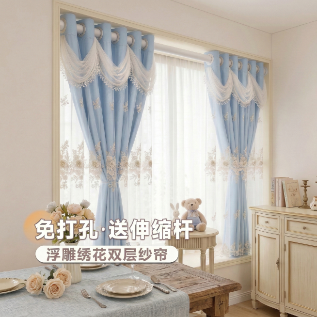 保留原图的浅蓝色浮雕绣花双层纱帘（面料、花纹、帘头、纱层完全不变），保留原图文字「免打孔·送伸缩杆」「浮雕绣花双层纱帘」，切换为轻法式清新餐厅场景，背景是原木复古餐桌、浅蓝色餐布、奶白餐边柜，侧拍角度预览效果