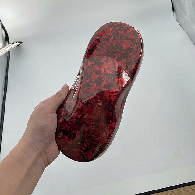 将第二张图的红色锻造碎碳（冰碳碳纤维）纹理改色贴膜覆盖在图一的汽车模具表面，保留模具整体造型，保留碳纤维纹理细节