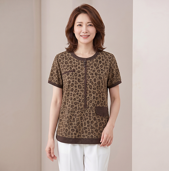 将图一模特身上的上衣，完全替换成参考图二衣服的豹纹颜色和花纹，只改变上衣的颜色和花纹，保持模特、姿势、背景、衣服款式、版型、扣子、口袋、包边所有其他细节完全不变，一比一保留。