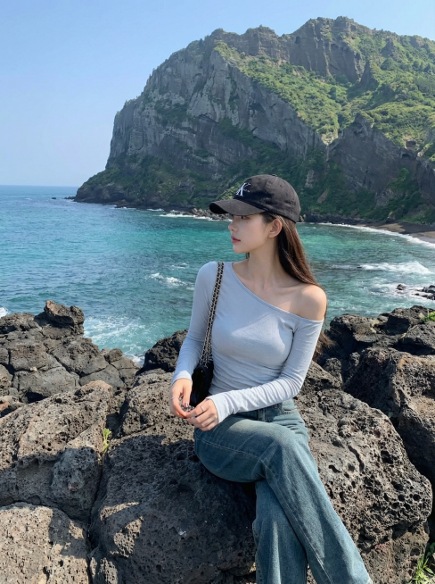 「图片1」保留衣服细节，变换不同姿势，背景换成济州岛旅游景点预览效果