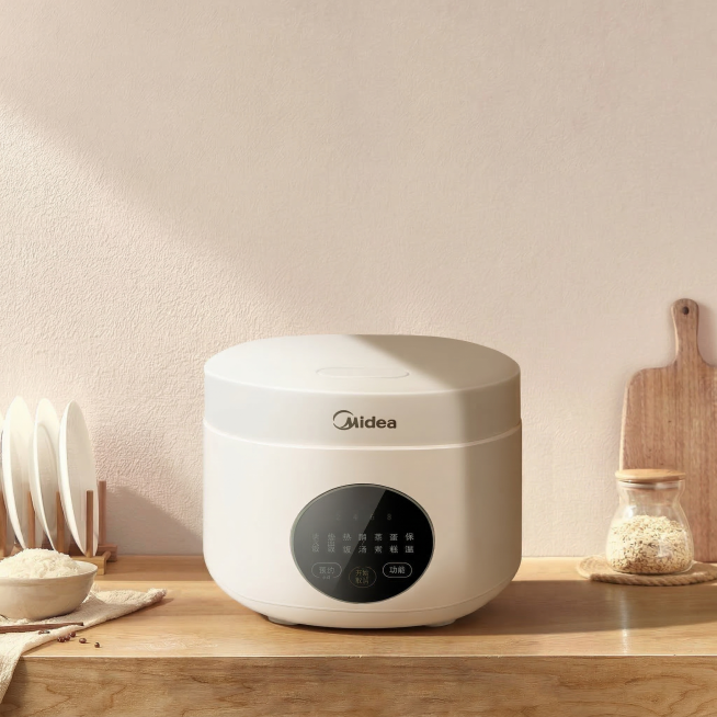 将图1的美的白色电饭煲放到图二的木质台面上，位置居中摆放，保持光影风格和背景环境一致，融合自然协调预览效果