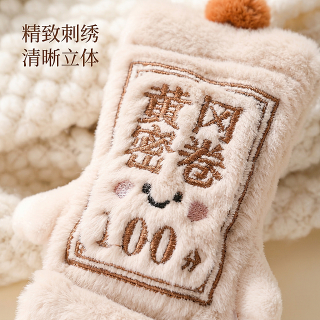 [垫图] https://gdesign-dam-hz.dancf.com/35906379671127075/4c6a7741e58b4c3ca5574a8fec62db5f.jpg
[主图主题] 毛绒挂件刺绣细节展示
[氛围/风格] 精致质感特写，暖调柔和氛围
[画面元素] 放大特写产品正面刺绣区域，展示“黄冈密卷”文字刺绣和表情刺绣的清晰毛绒纹理，背景使用浅米色虚化处理，突出刺绣细节质感，柔和侧光体现毛绒柔软质感
[配色色系] 主色调：产品本身浅米棕，背景浅米色，整体同色系柔和搭配
[视角构图] 特写视角，对焦刺绣区域，背景虚化浅景深
[文字版式] 左上角悬浮文字“精致刺绣 清晰立体”，棕色细体字，不遮挡核心细节区域
[比例分辨率] 2k分辨率