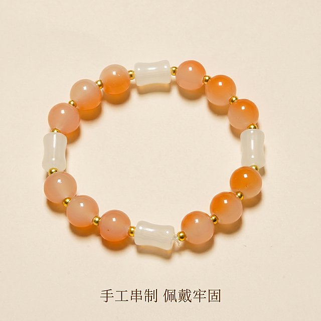 [主图-9] 渐变橙色圆珠手串工艺细节展示。
[氛围风格] 马卡龙甜美风，温暖甜美；
[画质] 商业摄影质感、光线柔和通透、产品清晰真实、画面干净高级。
[元素] 渐变橙色圆珠搭配白色竹节手串居中摆放，浅米纯色背景，完整展示手串整体。保持渐变橙色圆珠颜色过渡、质感，白色竹节造型、金色隔珠细节与输入产品图绝对一致，不改变珠子原有形态和结构，精细化打磨质感处理。商品主体占比约70%，画面满屏无边框。
[光影] 柔和侧光突出圆珠渐变色彩层次，呈现珠子圆润通透质感，光影干净通透，细节清晰。
[配色] 浅米背景搭配温暖渐变色，简约温柔甜美。
[视角构图] 俯视居中拍摄，全手串清晰展示，构图简洁主体突出。
[文字版式] 底部居中放文案“手工串制 佩戴牢固”棕色细体字，不遮挡手串主体。
[比例分辨率] 1:1 比例，2k 分辨率，文字清晰可辨，超高清。
[负向提示词] 变形，水印，文字错乱，产品图模糊，背景杂乱，人脸，人物，改变珠子形态，色差。
