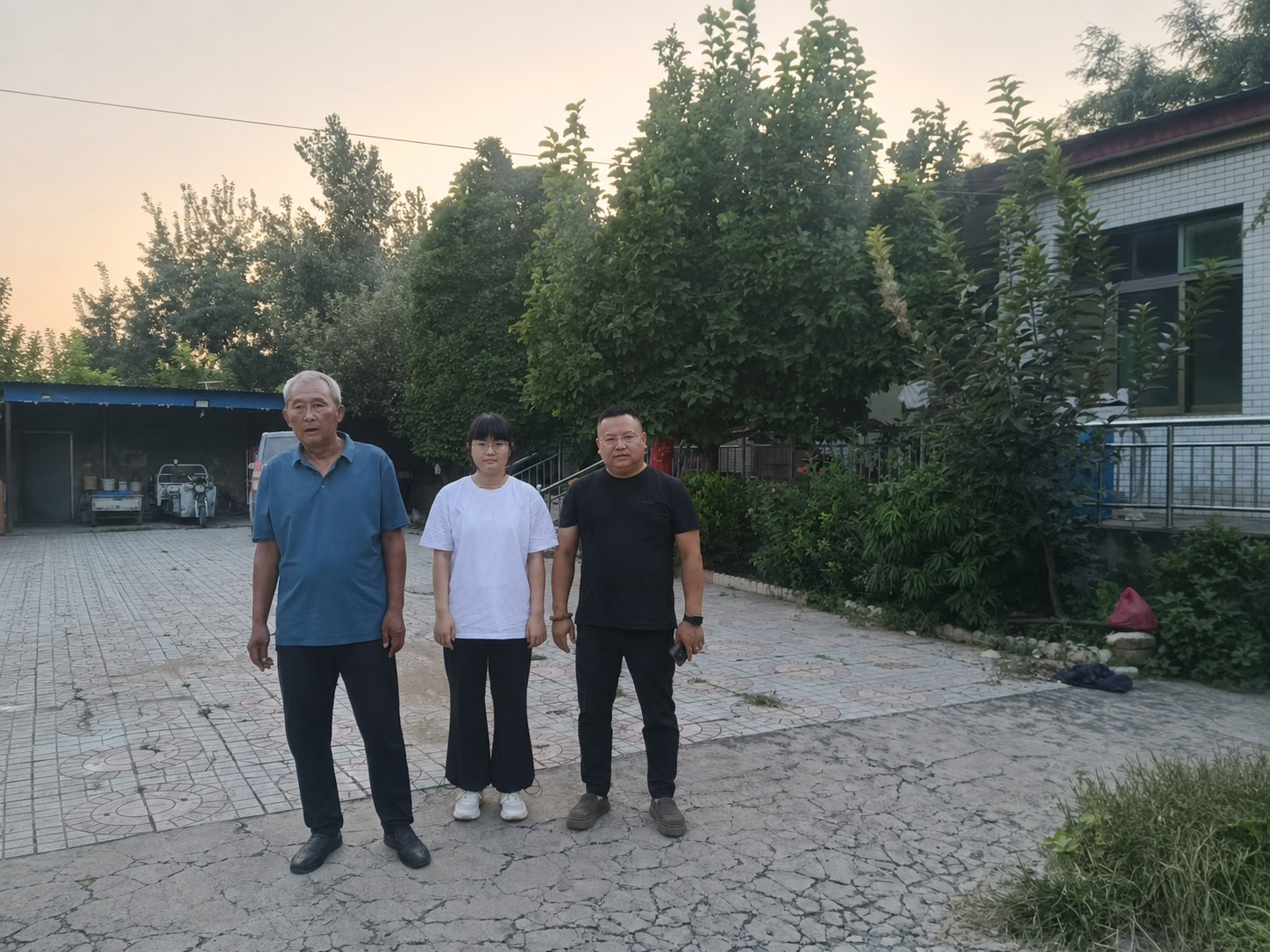 将第一张图片中的年轻女子（穿白色T恤、黑色长裤、白色运动鞋）和… - 图片创意预览