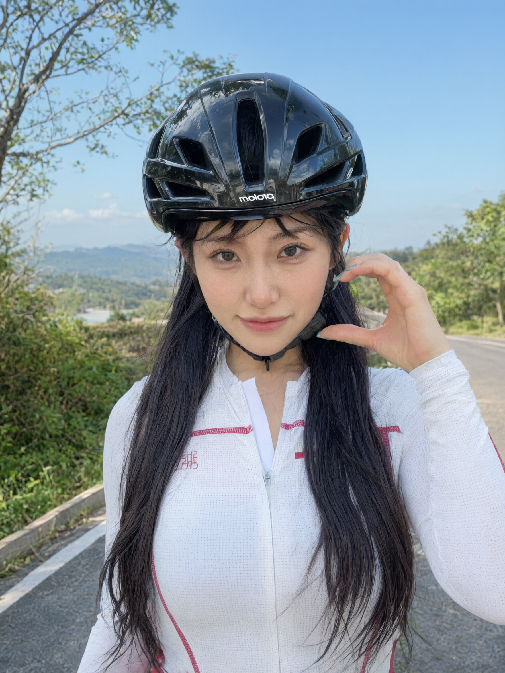 去掉骑行眼镜，更换为干净的户外骑行场景背景，保持人物、头盔、骑… - 图片创意预览