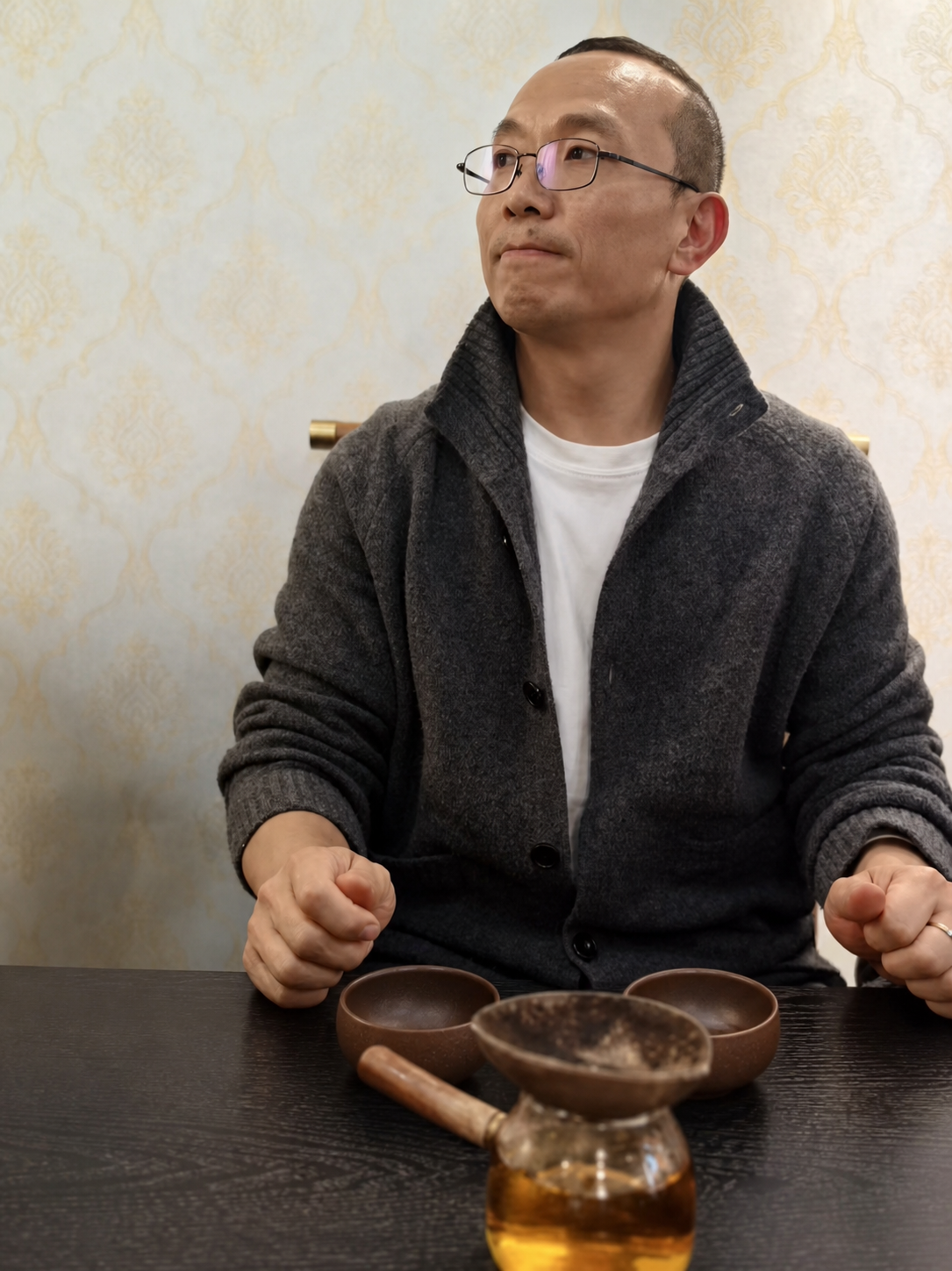 保持人物完全不动，以装茶水的玻璃公道杯为中心，去除其左边的蓝色… - 图片创意预览