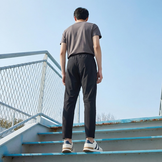 「图片1」「图片1」把图一的模特放入图二的场景里面，不改变人物和动作，尺寸是900*900预览效果