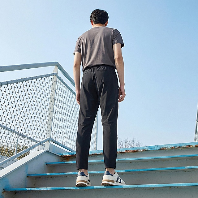 「图片1」「图片1」把图一的模特放入图二的场景里面，不改变人物和动作，尺寸是900*900