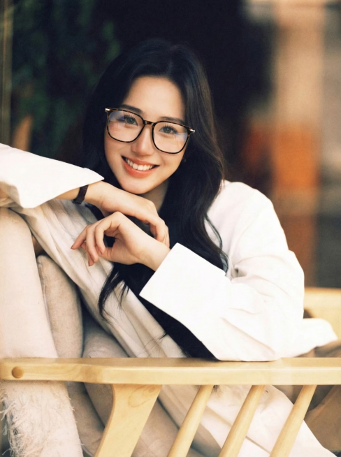 将图2的眼镜戴在脸上，图1不变，眼镜颜色大小比例不变，整体画面和谐，眼镜不会太突兀，镜片通透真实效果预览效果