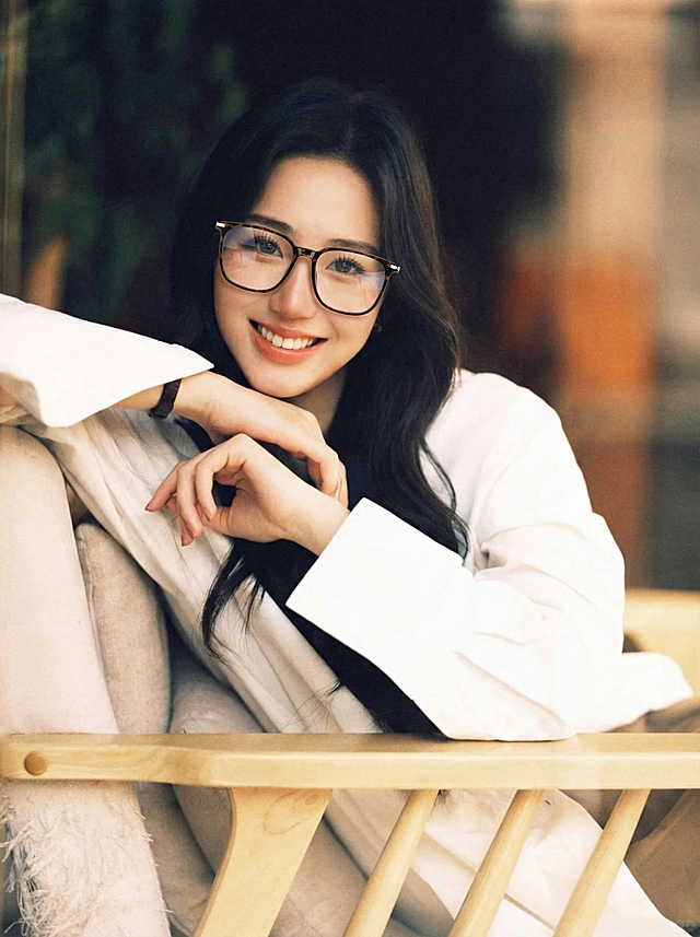 将图2的眼镜戴在脸上，图1不变，眼镜颜色大小比例不变，整体画面和谐，眼镜不会太突兀，镜片通透真实效果