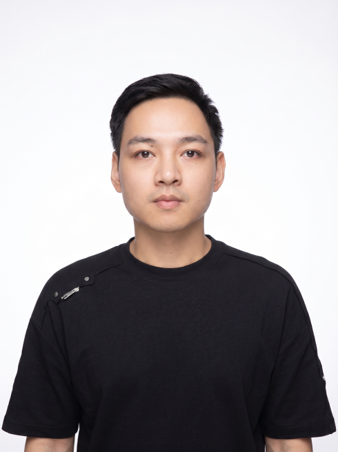 把背景改成纯白色背景，人物保持不变，照片整体亮度在亮一点，人物整体变清晰预览效果