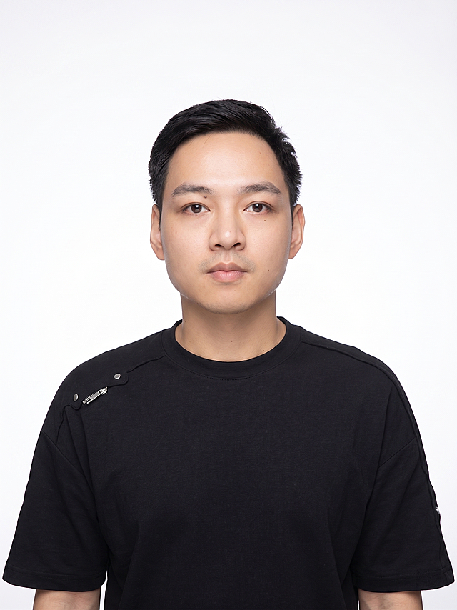 把背景改成纯白色背景，人物保持不变，照片整体亮度在亮一点，人物整体变清晰