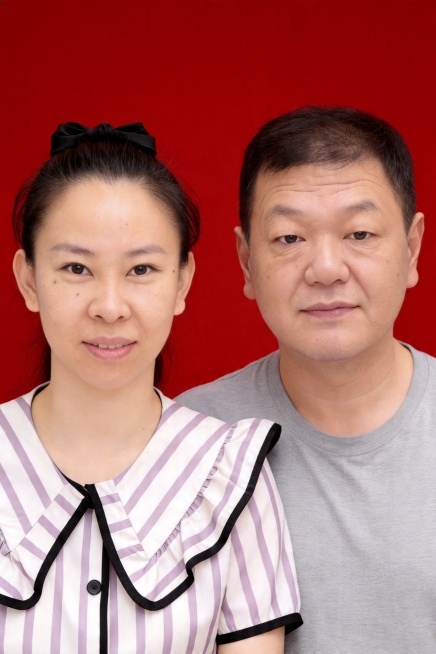 保留第一张图中人物发型,脸型,年龄特征生成标准横版二寸结婚证件照;人物主体严格居中,头部大小与位置严格对齐第二张图,双肩水平平衡,面部中轴线对齐画面中心,正视前方;标准证件照构图,人物绝对居中;头顶上预览效果