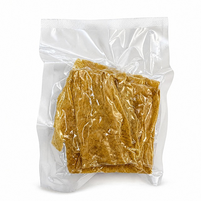 产品精修，产品置于纯白背景上，专业商业棚拍光，5500K标准中性白光，轮廓光，体积光，曝光正确，强烈真实立体感，接地处保留干净浅淡的自然接触阴影，严禁大片投影、脏灰阴影和悬浮感，主体居中，商品完整入画不裁切，商品外轮廓视觉体量约画面60%-80%，四边均匀留白约10%-20%，严禁满幅铺满与贴边顶满，极致超清画质，细节清晰锐利，4K分辨率，商业级实拍质感，保留原图真实材质与结构细节，明显提升商品表面洁净度，清理灰尘、污渍、指纹、油污、胶痕和霉点，让表面从脏旧发闷变为干净可售卖状态，修复划痕、磨损、使用旧痕，翻新为干净商业新品感，提升商品洁净度和商业新品感，清除旧痕、灰暗、脏斑和不均匀色块；保留原图颜色分区、材质色相、结构和功能细节，禁止整体提亮改色，修复边缘毛糙、锯齿、断边、毛糙和抠图感，边缘自然清晰过渡，基于原图材质做质感保真、细节清晰和光泽优化，提升透明包装通透度和洁净度，清理灰雾、脏反光和浑浊感，保留薄膜折线、封口压纹、透明边线和真实高光，内容物保持干净明亮不过曝，清除底纹、广告条、贴片、角标、文字残留、非商品自带Logo、水印、平台标识和杂色背景，锁定原图商品颜色，颜色以输入图为唯一参考，分段部件颜色边界按原图锁定，还原真实物理色彩，消除灰暗感和偏色，锁定原图商品轮廓、件数、部件位置、连接关系、标签文字和可见功能细节，只做精修不重绘结构，透明塑封袋/薄膜包装质感，边缘折线、封口压纹、局部高光和透叠关系自然，薄膜厚度真实，正视图，严格保持原图透视，严禁扶正，严禁镜像翻转，比例1:1
