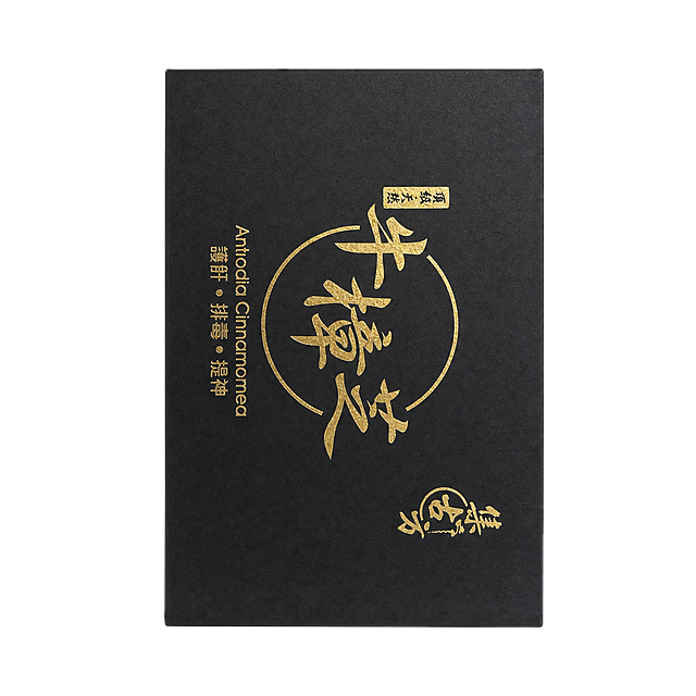 产品精修，产品置于纯白背景上，专业商业棚拍光，5500K标准中性白光，轮廓光，体积光，曝光正确，强烈真实立体感，提亮黑色/深色区域的结构层次，拉开明暗过渡，恢复部件边界、接缝、转折面和厚度关系，避免一片死黑但保持原图深色属性，净化杂乱倒影、脏反射、环境色污染和黑块反射，金属重建干净棚拍高光条带，接地处保留干净浅淡的自然接触阴影，严禁大片投影、脏灰阴影和悬浮感，主体居中，商品完整入画不裁切，商品外轮廓视觉体量约画面60%-80%，四边均匀留白约10%-20%，严禁满幅铺满与贴边顶满，极致超清画质，细节清晰锐利，商业级实拍质感，保留原图真实材质与结构细节，明显提升商品表面洁净度，清理灰尘、污渍、指纹、油污、胶痕，修复划痕、磨损、使用旧痕，翻新为干净商业新品感，修复边缘毛糙、锯齿、断边和抠图感，边缘自然清晰过渡，基于原图材质恢复纹理、颗粒、折射、高光和工艺细节，避免糊成塑料感，锁定原图商品颜色，颜色以输入图为唯一参考，还原真实物理色彩，消除灰暗感和偏色，锁定原图商品轮廓、件数、部件位置、连接关系、标签文字和可见功能细节，只做精修不重绘结构，外盒、正面烫金大字、标签、文字与Logo零改写，禁止改变盒型、标签排版或包装上的任何文字内容，盒身黑色区域：哑光/半哑光纸质盒质感，柔和漫反射，低高光，表面细腻，烫金文字与图案：金属肌理质感，保留细腻金粉砂面观感，严格保持原图透视，严禁扶正，严禁镜像翻转，禁止畸变，比例1:1