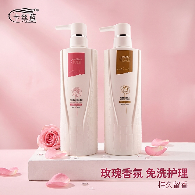[主图-1] 卡丝蓝玫瑰香氛免洗发膜品牌调性首图。
[氛围风格] 纯净高级香氛感，简约柔焦氛围感。
[画质] 商业摄影质感、光线柔和通透、产品清晰真实、画面干净高级。
[元素] 两瓶卡丝蓝洗护产品居中摆放，产品放置在简约白色石膏静物台，背景是浅粉色渐变柔焦空间，周围点缀新鲜玫瑰花瓣和细碎透明水珠，左上角安全区域提取放置原品牌"卡丝蓝"Logo。保持产品外观（物理结构、材质质感、颜色）与输入产品图绝对一致，杜绝任何变形和色差，精细化处理。商品主体占比严格控制在70%左右；画面满屏无边框。
[光影] 正面柔光箱打光，光线均匀柔和，突出瓶身的陶瓷质感和纹理，背景光做柔化虚化处理，突出产品主体，整体光影通透不暗沉。
[配色] 主色调米白浅粉，点缀玫瑰红和透明水珠提亮。
[视角构图] 正面平视角度，产品居中对称构图，景深适中，产品轮廓完整不裁切。
[文字版式] 右下角负空间放置右对齐两行文案，大字主文案"玫瑰香氛 免洗护理"，深粉色粗体无衬线字体；小字辅助文案"持久留香"，字号缩小一半，浅粉色同字体。文字不遮挡产品主体。
[比例分辨率] 1:1比例，2k分辨率；文字清晰锐利，画面超高清。
[负向提示词] 变形，水印，文字错乱，产品图模糊，背景杂乱，功效性词语，滋养修护