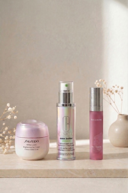 将图片中间倩碧产品的C形标志调整为平面银色线条效果，去掉立体质感，其余内容不变预览效果