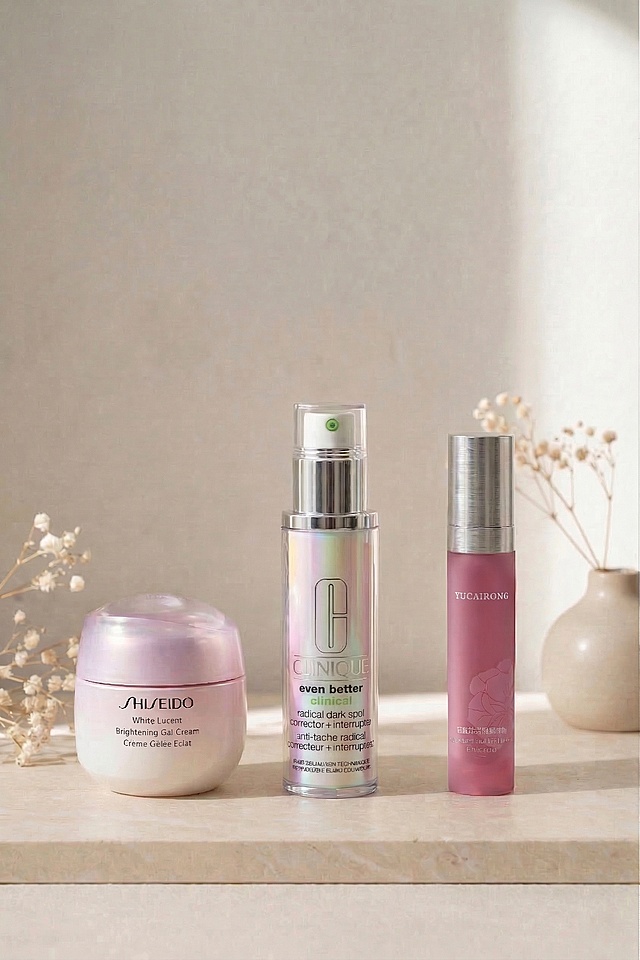 将图片中间倩碧产品的C形标志调整为平面银色线条效果，去掉立体质感，其余内容不变