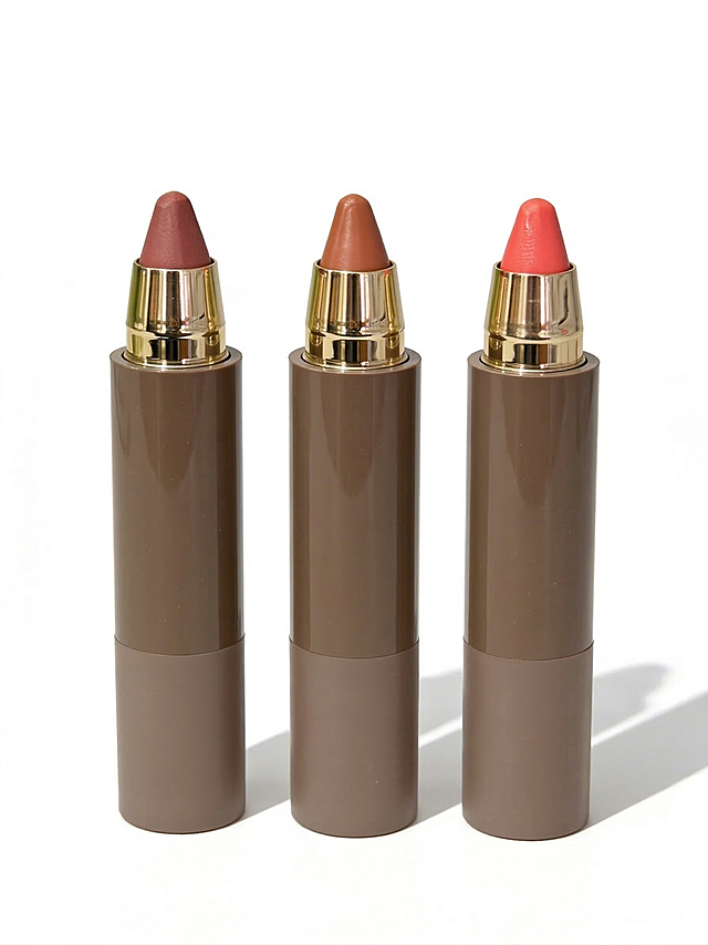 严格参考输入的两张图片里的唇泥笔头和包装颜色，将三支唇泥整合到同一张白色背景图片中，不要包含笔套盖子：第一支笔头为暗豆沙粉色，第二支笔头为橘棕土色，第三支笔头为亮水红色，管身完全保留原有的棕咖色搭配金色衔接的设计，严格还原产品的颜色与质感，光影自然，画面为干净的商品摄影风格