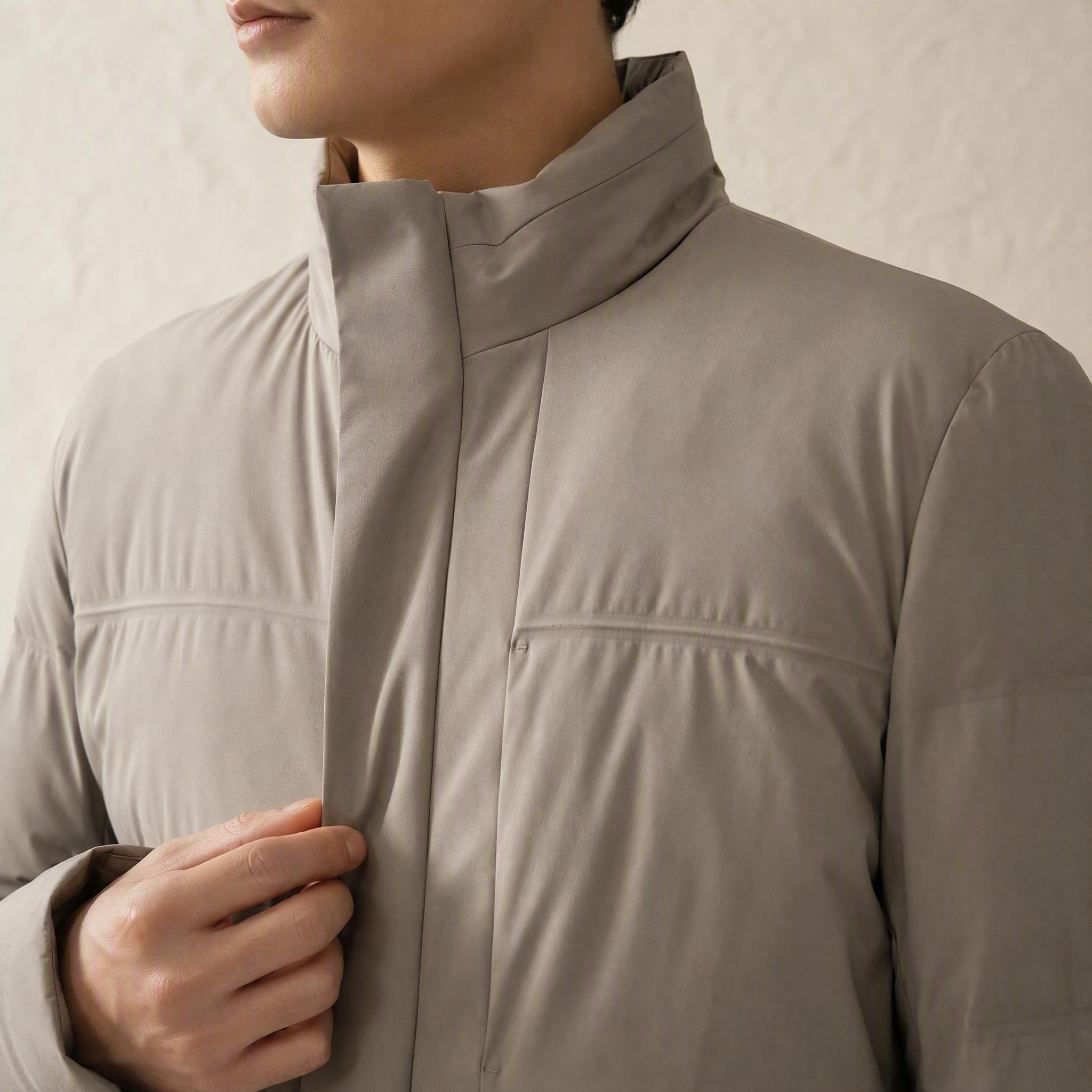 [主图-4] 男士立领轻薄羽绒服细节特写展示，突出立领防风设计… - 图片创意预览