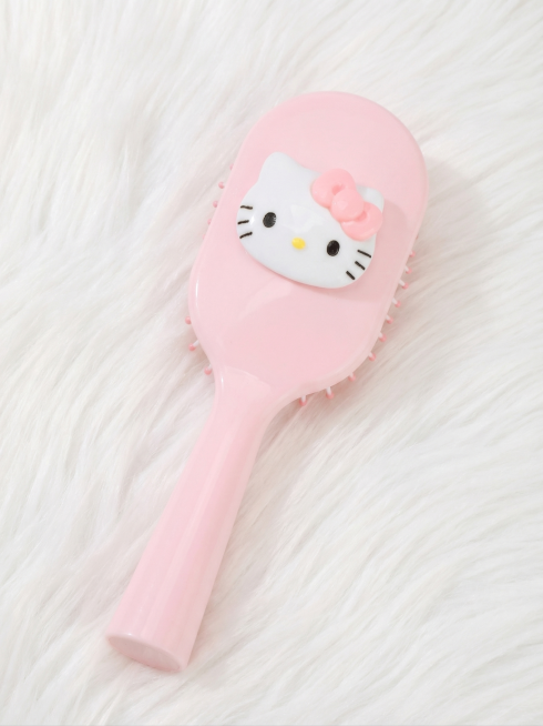 保持粉色Hello Kitty气垫梳的形状、颜色、结构完全不变，仅将原来的黄色背景替换为毛茸茸的白色材质背景，背景质地蓬松柔软，整体保持画面干净明亮，柔和漫射光影，保留梳子原有的细节和质感预览效果