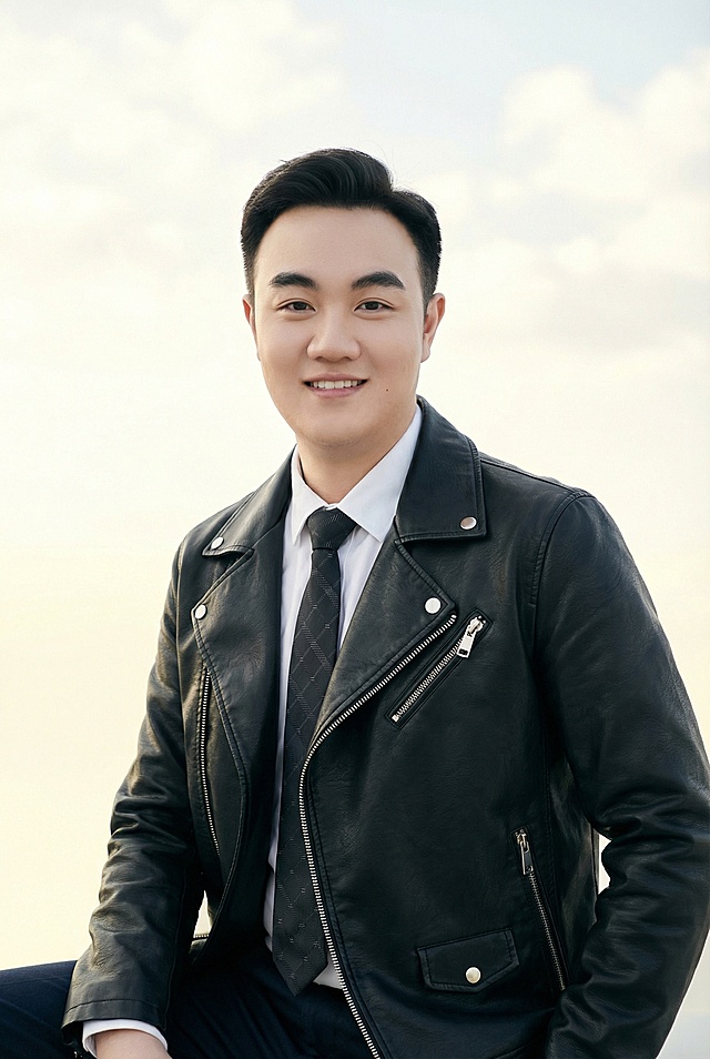 根据我提供的人物照片，帮我生成20张明星写真图，五官跟参考图片一直，照片可以都市时尚肖像，包含深色西装男性、格纹衬衫青年男性、皮夹克领带男性与侧身扶耳青年，背景涵盖纯色、天空与现代弧线元素，整体比较干净的亮色为主色调，比如白色蓝色，白黄色，暖色等呈现专业、简约且富有疏离感的时尚摄影风格。