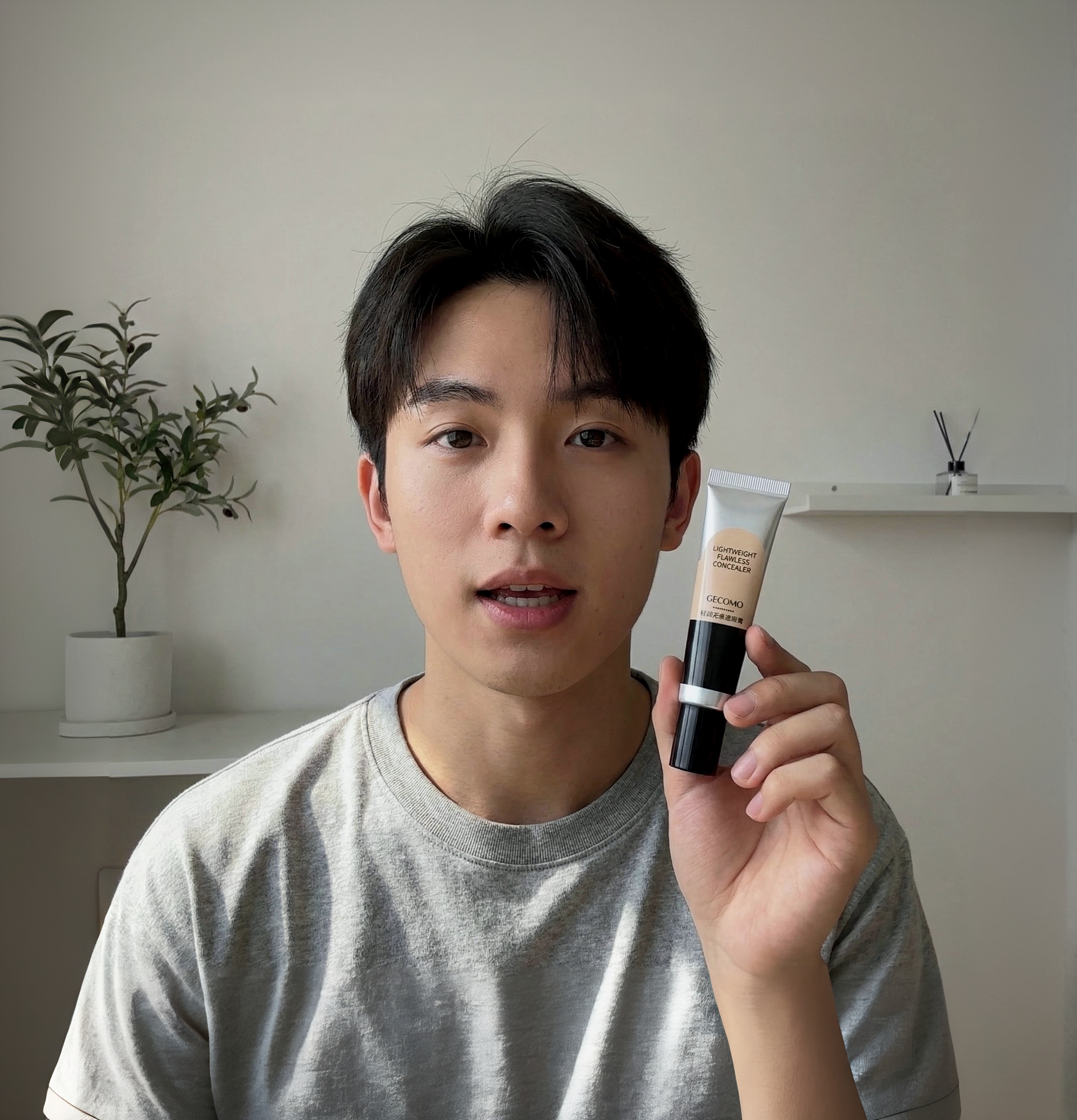 小红书青年男性素人博主，手持图中遮瑕产品 口播介绍产品状态 - 图片创意预览