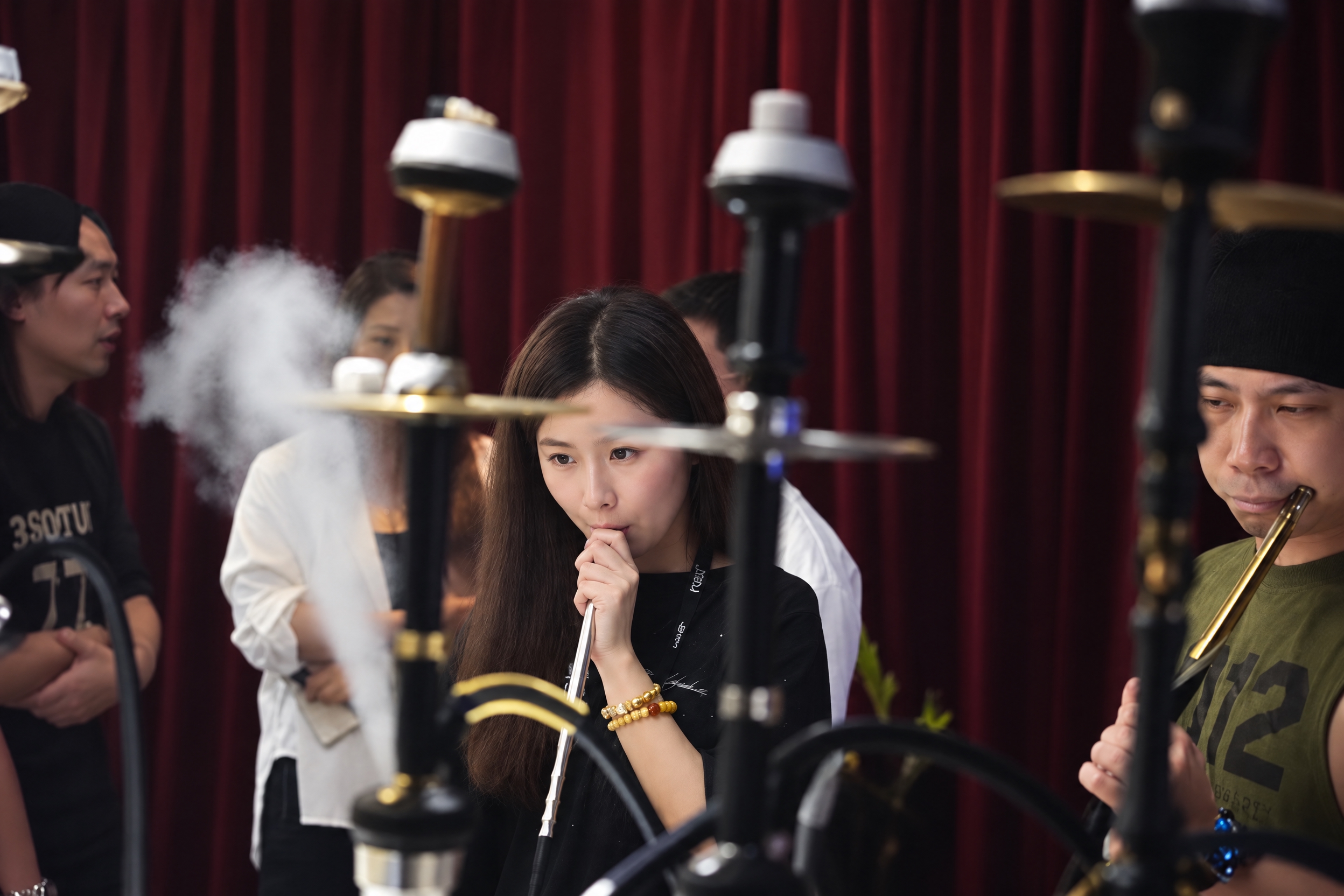 提升整体画质，去除噪点，增强精修质感，保留真实自然的写实质感，… - 图片创意预览