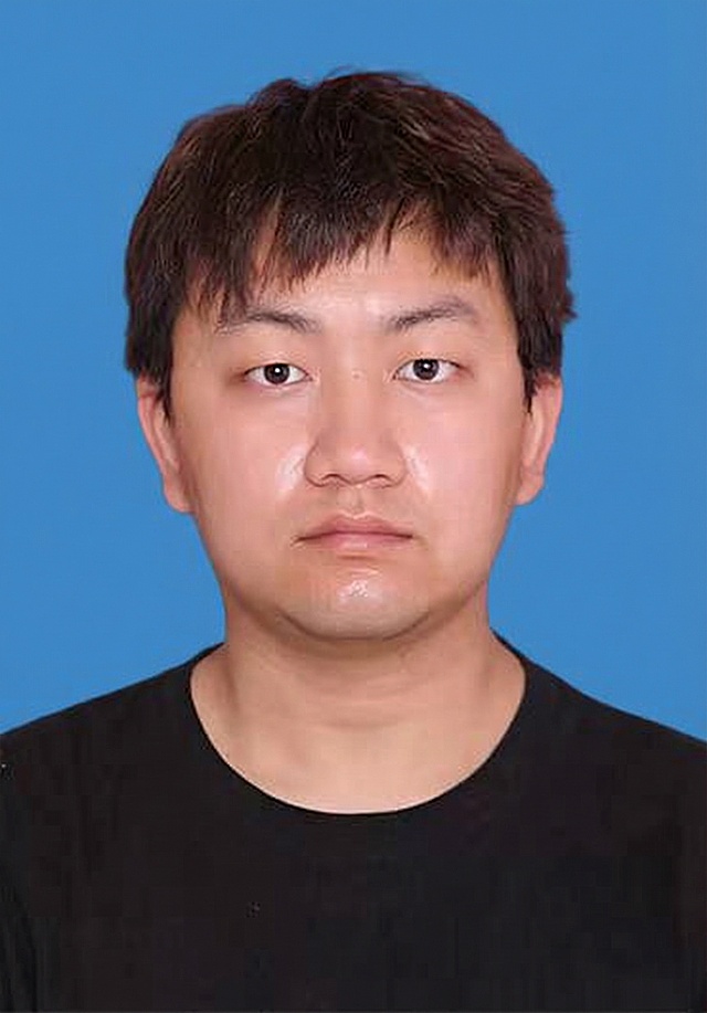 将证件照的背景修改为纯蓝色，保持人物主体不变，生成符合标准证件照要求的图片，文件大小控制在2M以内