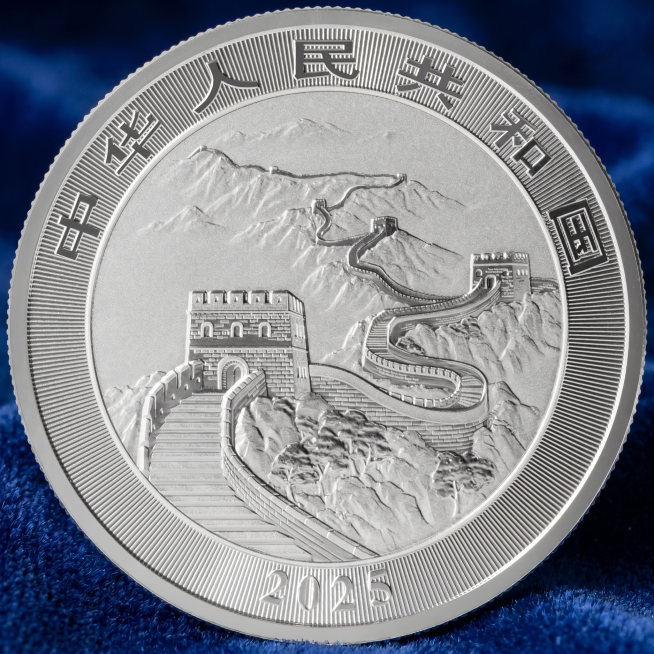 龙年银币长城图案面完整展示，保持原银质金属质感和颜色，背景深蓝色植绒布，商业高清摄影，官方收藏展示风格，1:1比例，2K分辨率，保持产品外形不变预览效果