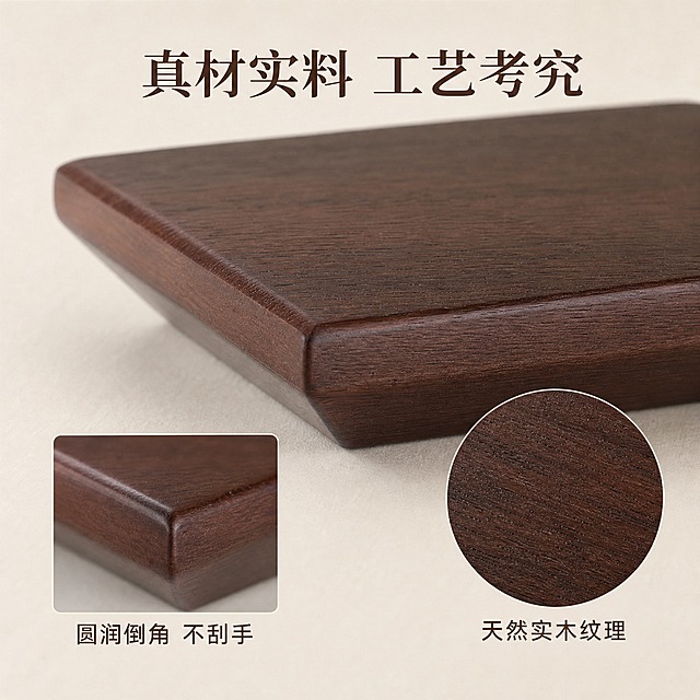 淘宝电商主图第3张，实木拉手材质工艺细节图。原木自然风格，浅米白背景。主体为一只深棕色实木拉手45度角特写放大，重点展示表面木纹纹理和边缘倒角工艺。右下角圆形放大框展示木纹细节，标注"天然实木纹理"。左下角方形放大框展示倒角打磨细节，标注"圆润倒角 不刮手"。顶部标题"真材实料 工艺考究"。微距摄影质感，木纹肌理清晰可见。1:1正方形构图，产品清晰，无水印。