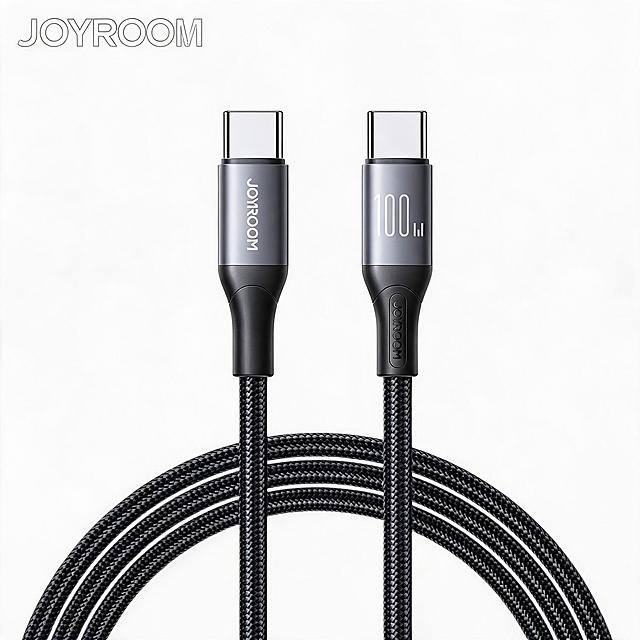 [主图-1] 亚马逊首图，纯白底商品识别图，展示JOYROOM 100W双Type-C快充数据线完整外观。
[统一基调] 纯白背景，无任何文字、水印、边框或装饰元素，严格符合Amazon首图规范。
[画面] 产品居中展示，两端Type-C金属接头朝上，黑色编织线缆在下方自然弯曲成优雅弧形，产品完整不切割，占画面约85%。左侧接头印有竖排白色JOYROOM品牌logo，右侧接头印有白色100W数字标识，接头为银灰色金属质感搭配黑色SR应力释放保护套，线身为紧密编织纹理。左上角放置同款JOYROOM品牌logo，保持与产品上logo一致的字体和颜色。
[光影质感] 商业棚拍质感，主光从左上方45°照射，金属接头有清晰高光反射，编织线身呈现细腻纹理明暗过渡，产品底部有柔和接触阴影，立体感强，无悬浮感。
[配色] 纯白背景，产品为银灰金属色+黑色编织+白色印刷字。
[文字版式] 除产品本体印刷文字和左上角品牌logo外，无任何额外文字。
[输出要求] 比例1:1，分辨率2K，产品清晰锐利，边缘干净，无变形、错字、模糊、杂乱、水印、平台Logo。