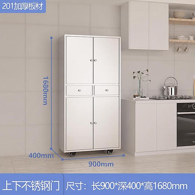 将图中不锈钢餐边柜的上半部分玻璃门改成和下半部分一样的实心不锈钢门，整体为上下全不锈钢门结构，保留中间两个抽屉、底部滚轮、尺寸标注线和数值不变，左上角保留'201加厚板材'文字，底部文字由'上网下不锈钢'改为'上下不锈钢门'，其余尺寸文字'尺寸：长900*深400*高1680mm'保持不变，柜子整体外观风格、颜色、材质、厨房背景环境均保持一致，产品摄影，真实质感