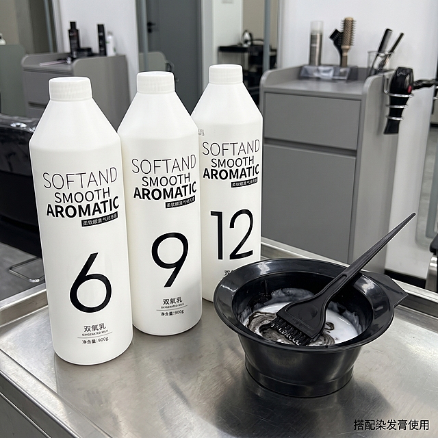 [主图-6] 双氧奶搭配染发膏使用场景展示。
[氛围风格] 专业染发操作场景
[画质] 高清真实摄影，自然质感
[元素] 双氧奶放置在染发膏旁，产品外观保持原图不变，搭配染发碗和染发刷，摆放在美发店操作台上，模拟专业调配场景。产品本身信息完整展示，不添加滋养修复等额外功效词。商品主体占比约70%，画面满屏无边框。
[光影] 室内柔和光线，操作台面自然明亮
[配色] 专业发廊浅灰调，产品黑白突出清晰
[视角构图] 平视场景拍摄，布局自然合理
[文字版式] 右下角标注"搭配染发膏使用"小字说明，不遮挡主体
[比例分辨率] 1:1比例，2k分辨率，文字清晰可辨，超高清
[负向提示词] 变形，水印，文字错乱，产品模糊，背景杂乱，滋养修复功效词
