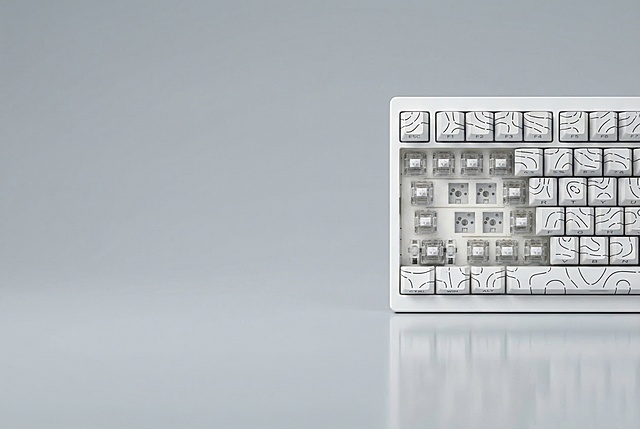 将键盘放置在画面最右侧，背景采用冷调浅灰纯色极简桌面风格，有轻微键盘倒影，光影柔和突出质感，整体简约高级，键盘保留原有外观细节，尺寸970*600像素